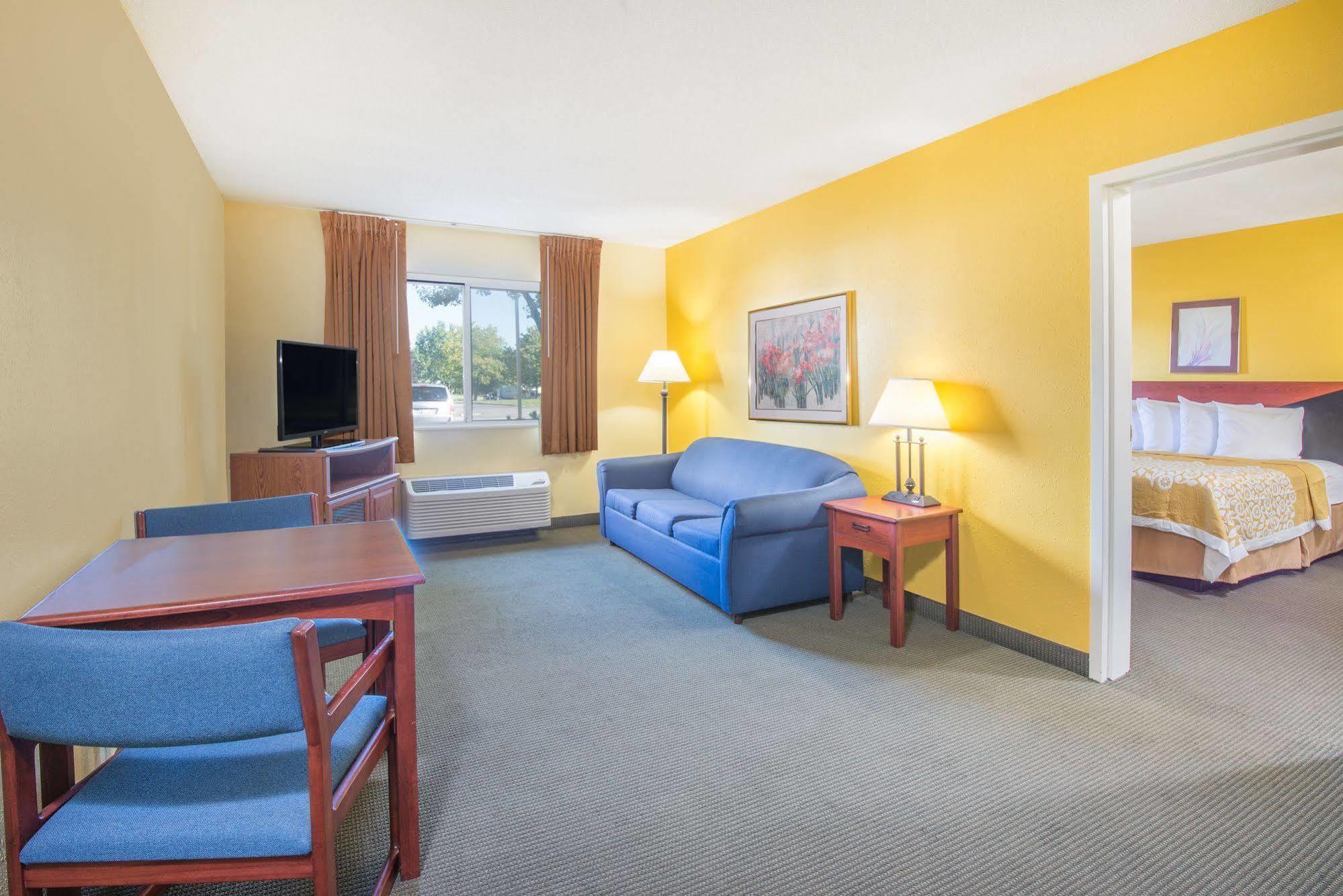 Days Inn By Wyndham Milan Sandusky South Εξωτερικό φωτογραφία