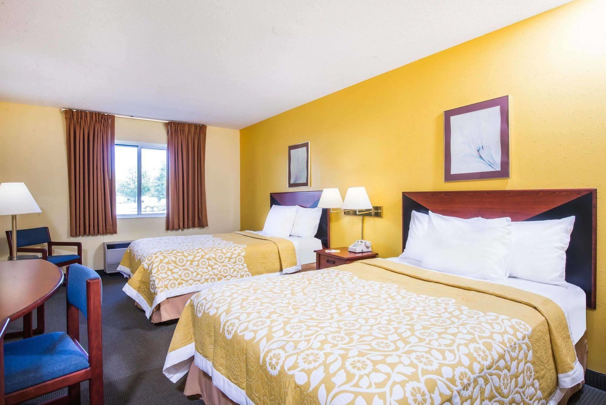 Days Inn By Wyndham Milan Sandusky South Εξωτερικό φωτογραφία