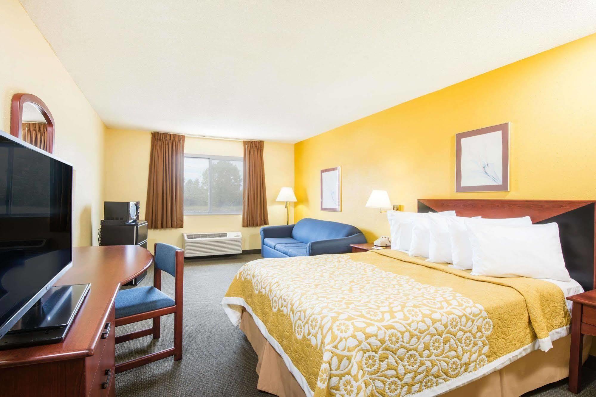 Days Inn By Wyndham Milan Sandusky South Εξωτερικό φωτογραφία