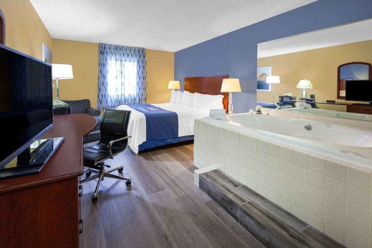 Days Inn By Wyndham Milan Sandusky South Εξωτερικό φωτογραφία