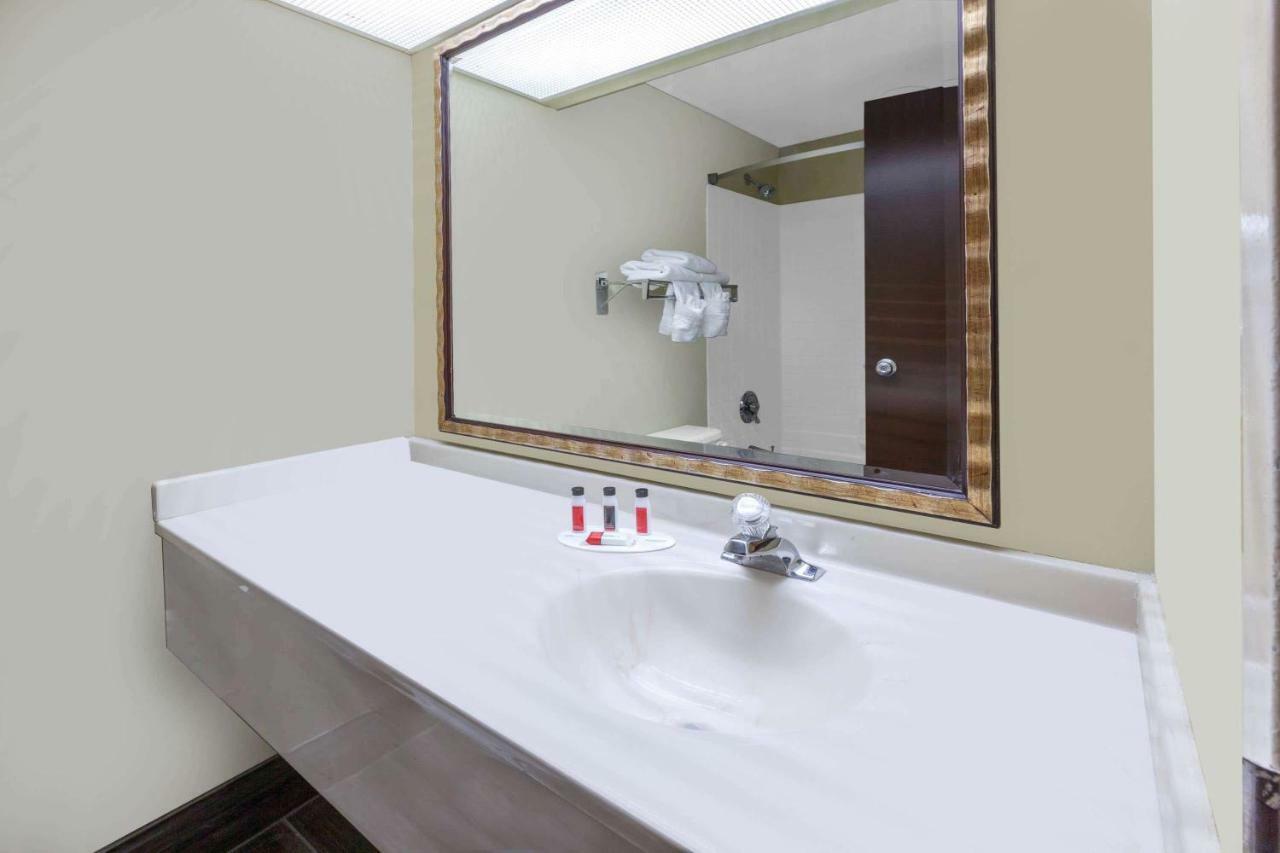 Days Inn By Wyndham Milan Sandusky South Εξωτερικό φωτογραφία